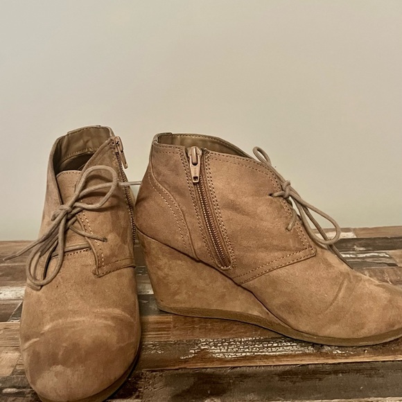 Universal thread 6.5W tan zip booties - Picture 2 of 3